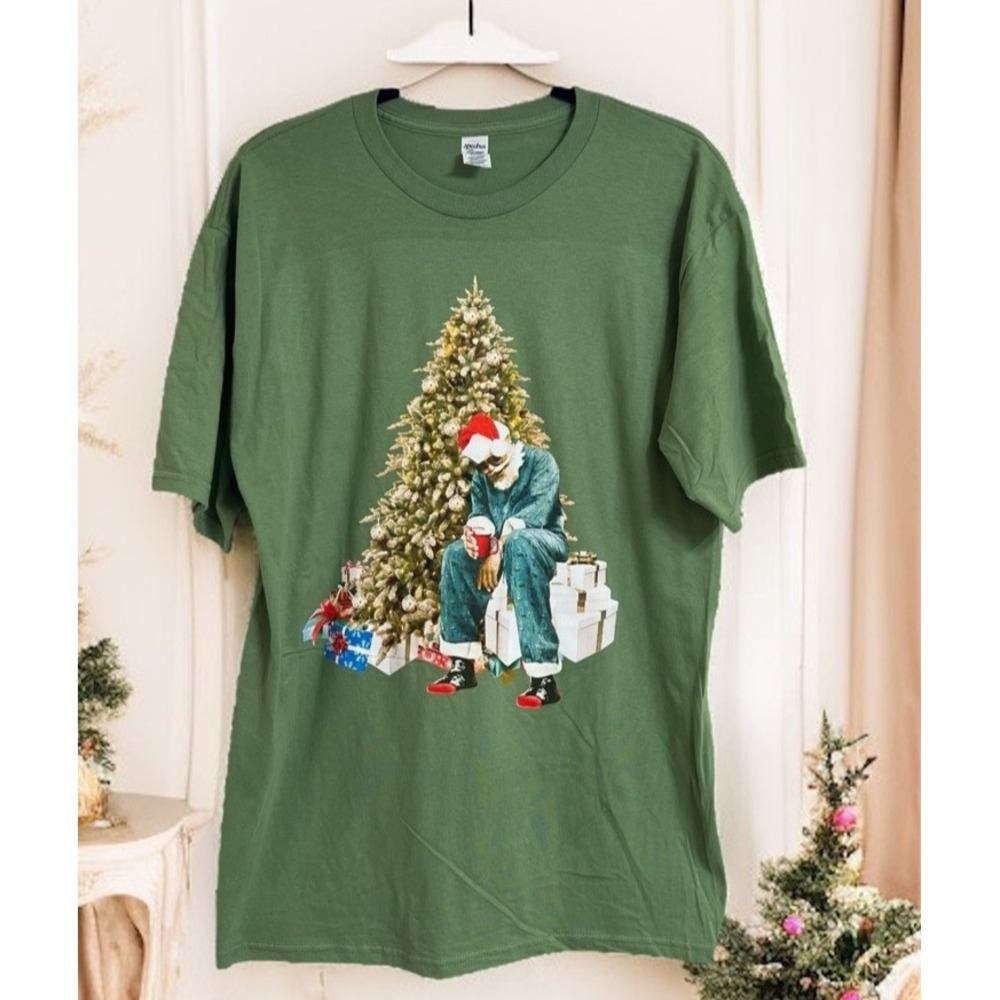 Spectra USA Apparel Men T-Shirt Size L Tired Santa Christmas Graphic Print Green